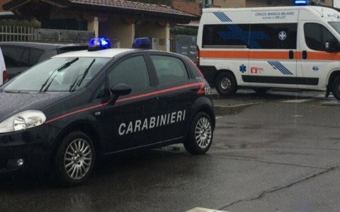 71enne cade dalla scala mentre svolge lavori sul tetto del box