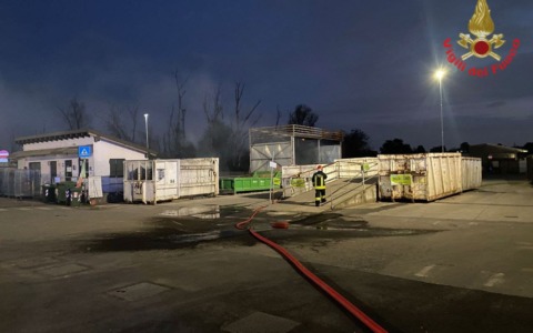 Fiamme nella piattaforma ecologica di Seregno
