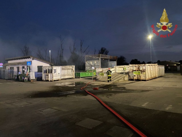 Fiamme nella piattaforma ecologica di Seregno