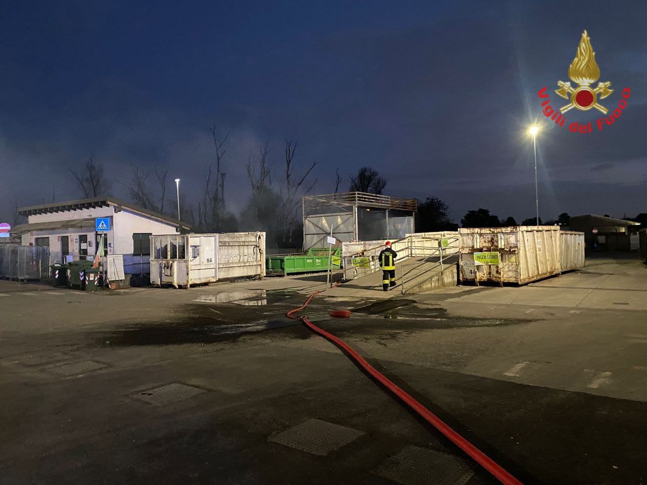 Fiamme nella piattaforma ecologica di Seregno