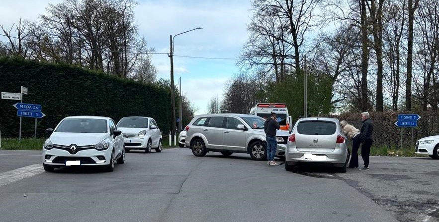 Nuovo incidente alle Quattro strade: mamma e figli in ospedale