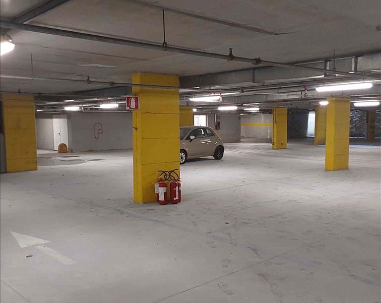 Ragazzini svuotano estintori nel parcheggio di piazza Risorgimento