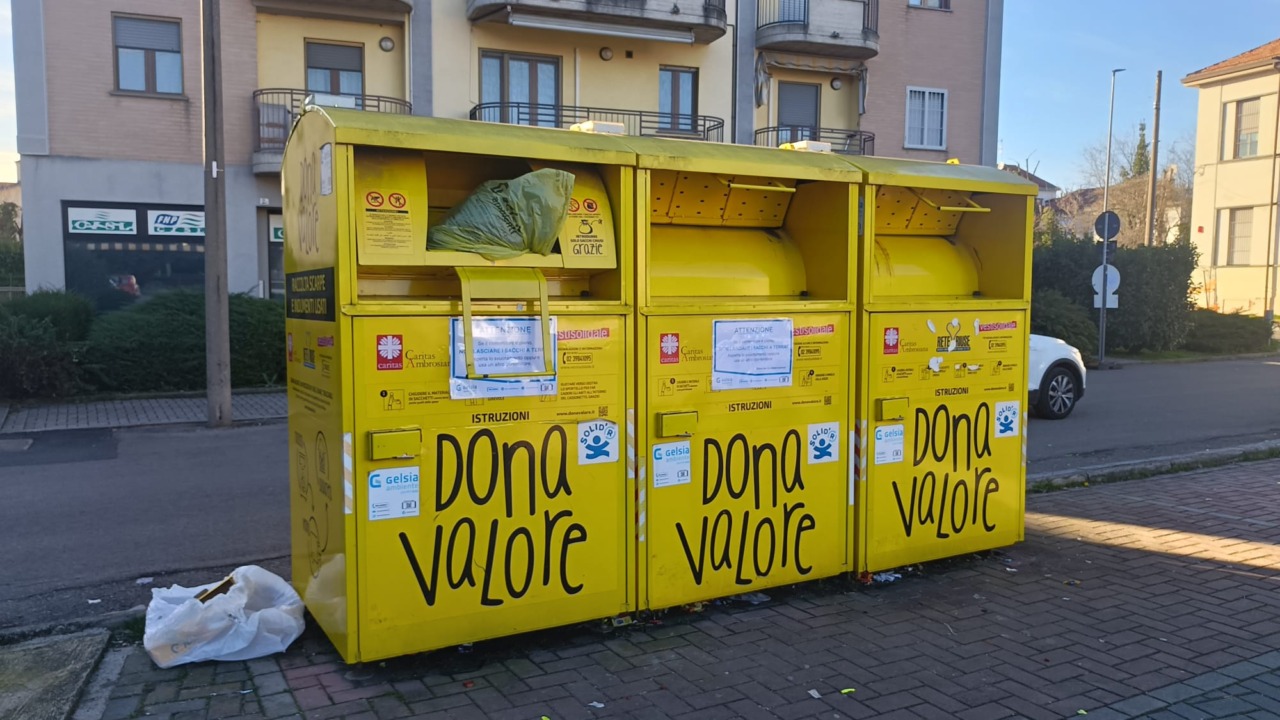 Spariscono i cassonetti gialli per abiti usati