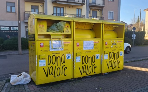 Spariscono i cassonetti gialli per abiti usati
