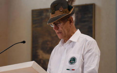 Un commosso addio al capogruppo onorario degli Alpini
