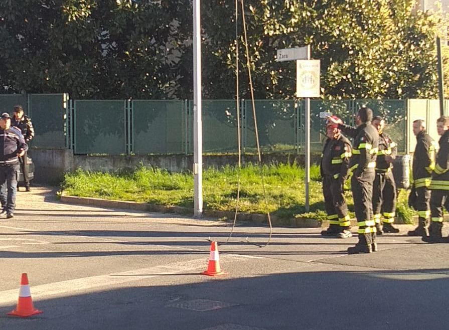 Cavi elettrici spezzati dal vento colpiscono un’auto in transito a Meda