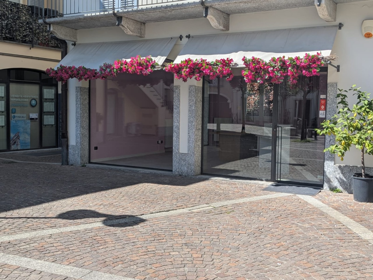 Chiusura lampo per boutique in centro