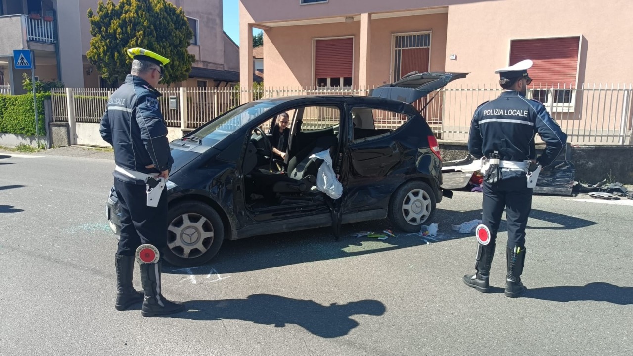 Due auto collide all’incrocio: sette persone ferite