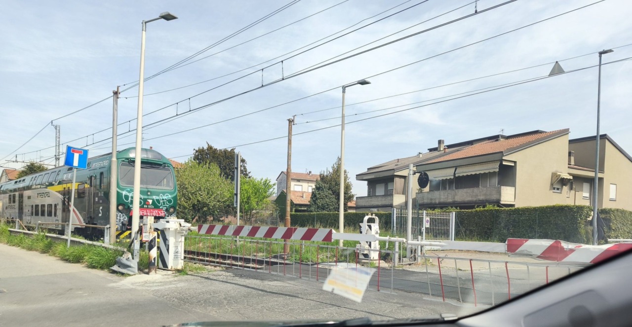 Fermati i treni a causa di una sbarra danneggiata al passaggio a livello