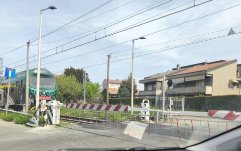 Fermati i treni a causa di una sbarra danneggiata al passaggio a livello
