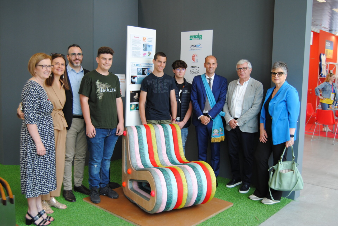 Il Fuori Salone 2026 si svolge tra piazza Municipio e Villa Traversi