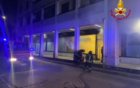 Incendio in lavanderia self service a Meda