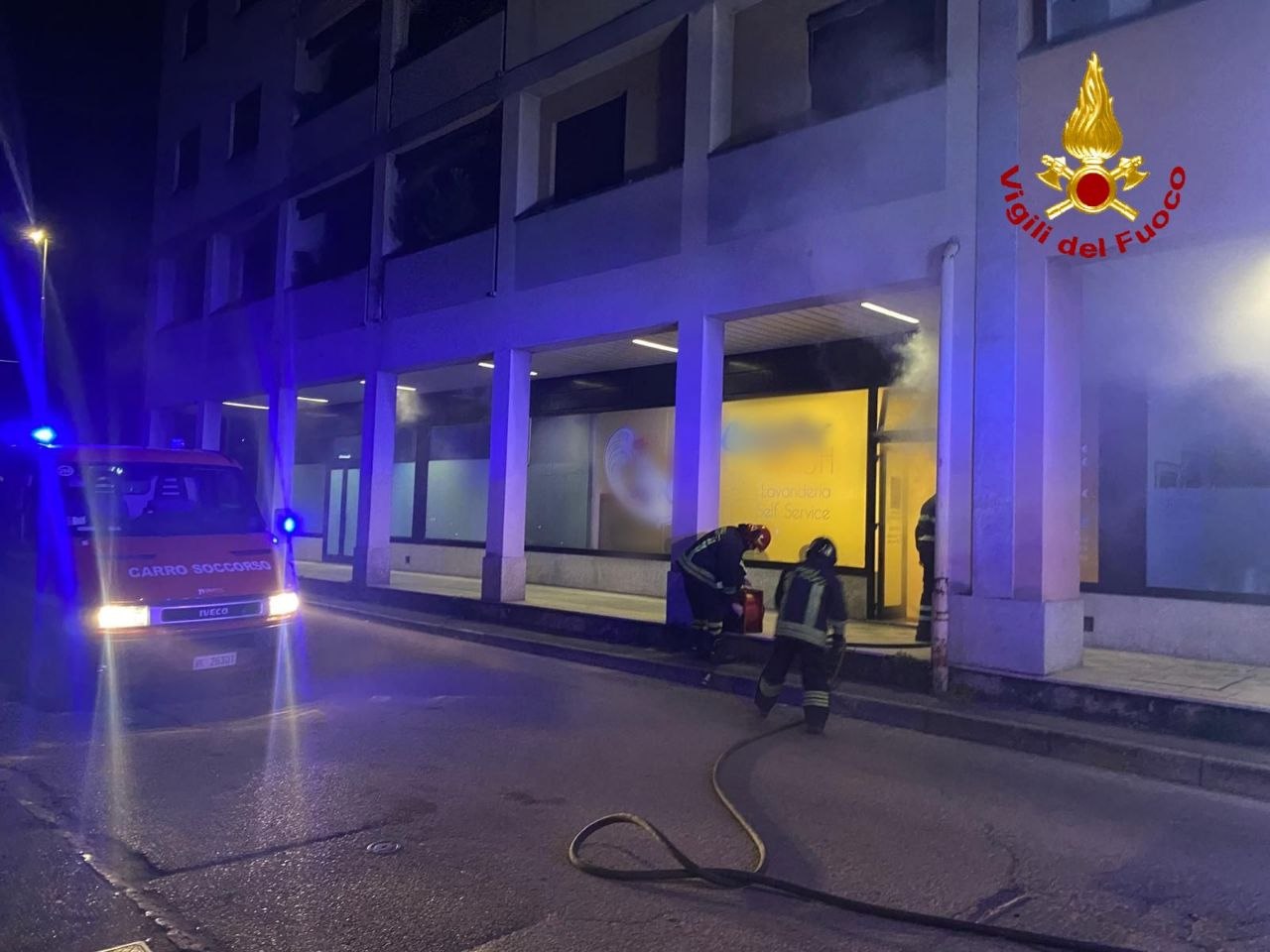 Incendio in lavanderia self service a Meda