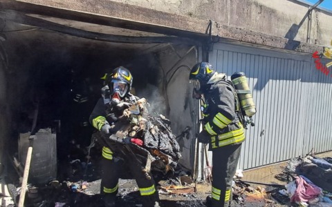 Incendio in un box condominiale a Seveso, intervento dei Vigili del Fuoco