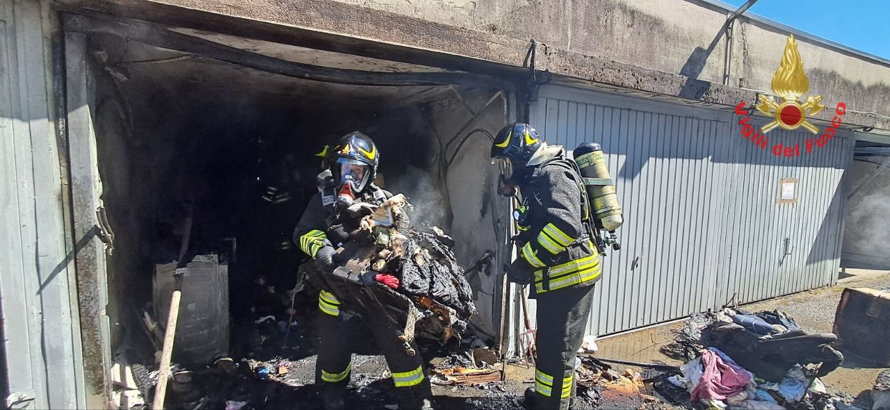 Incendio in un box condominiale a Seveso, intervento dei Vigili del Fuoco