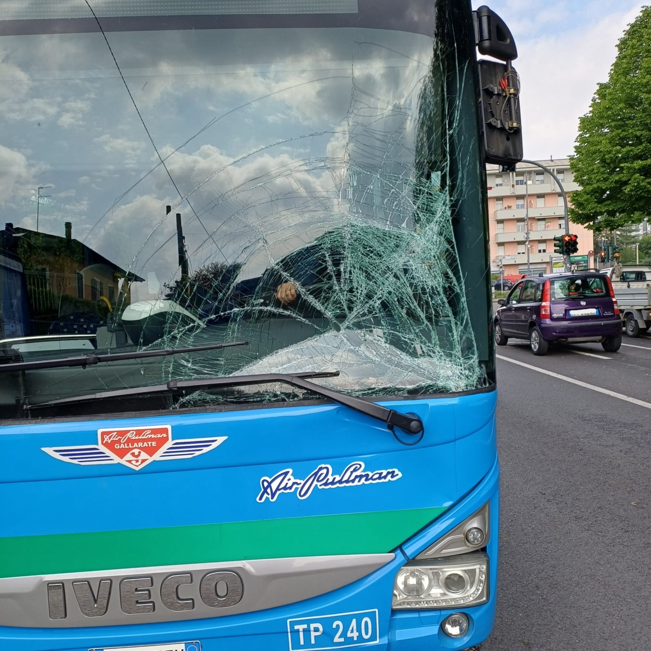 Scontro tra autobus e monopattino in via Piave