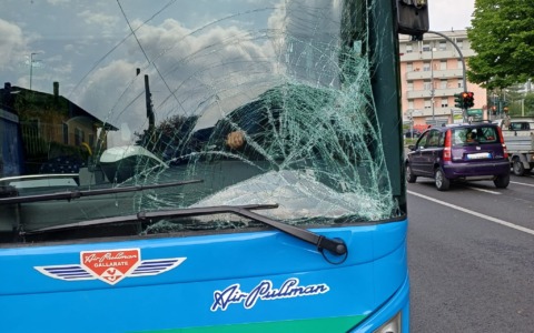 Scontro tra autobus e monopattino in via Piave