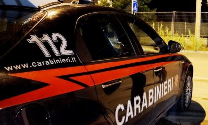 Un cliente ubriaco provoca disordini in un bar e aggredisce i Carabinieri