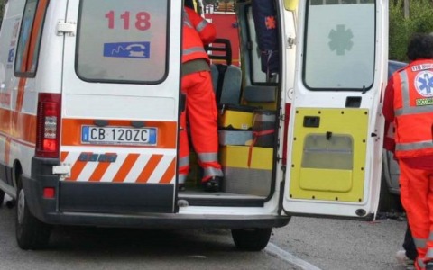 Uomo sdraiato vicino a un camion genera preoccupazione, ma era solo una pausa