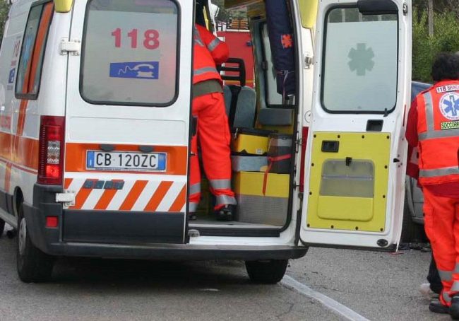 Uomo sdraiato vicino a un camion genera preoccupazione, ma era solo una pausa