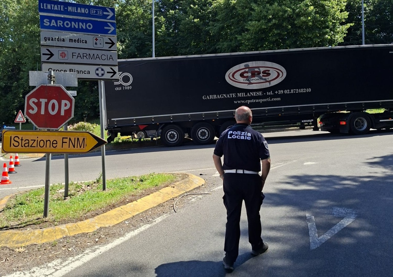 Autoarticolato bloccato crea disagi tra Barlassina e Seveso