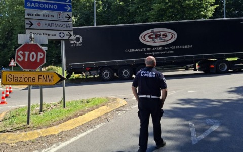 Autoarticolato bloccato crea disagi tra Barlassina e Seveso