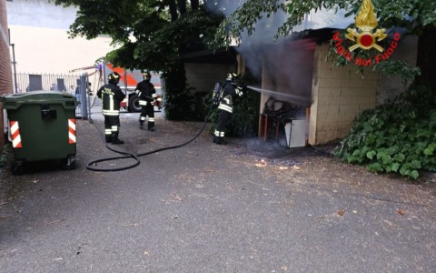 Fiamme all’esterno del Collegio Ballerini a Seregno