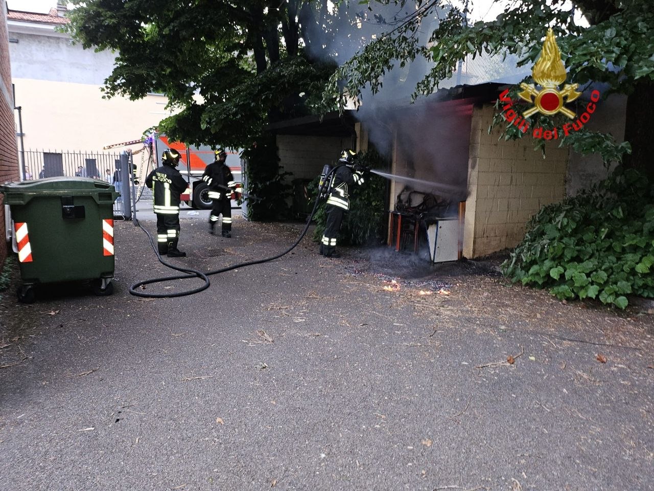 Fiamme all’esterno del Collegio Ballerini a Seregno