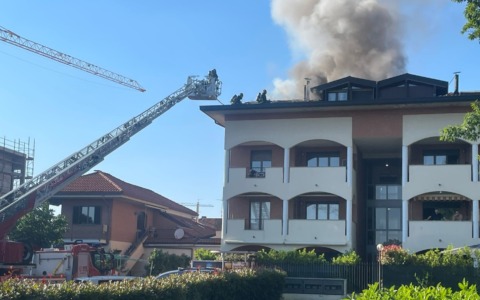 Fiamme in una palazzina, intervento dei Vigili del fuoco
