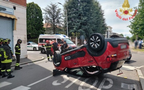 Scontro tra due auto provoca feriti e ribaltamento