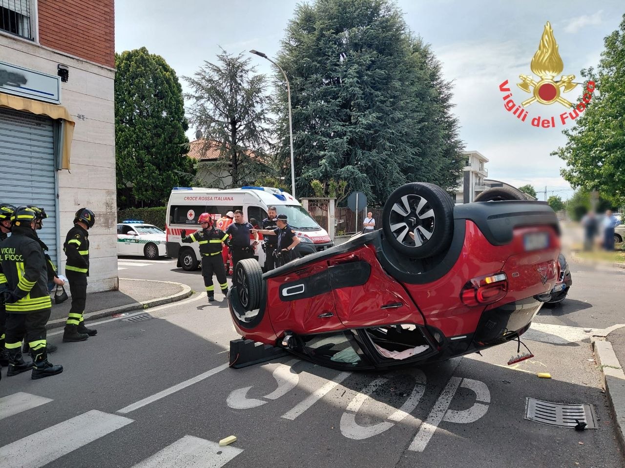 Scontro tra due auto provoca feriti e ribaltamento