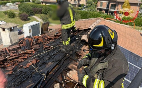 Fiamme in mansarda: due persone ricoverate in ospedale