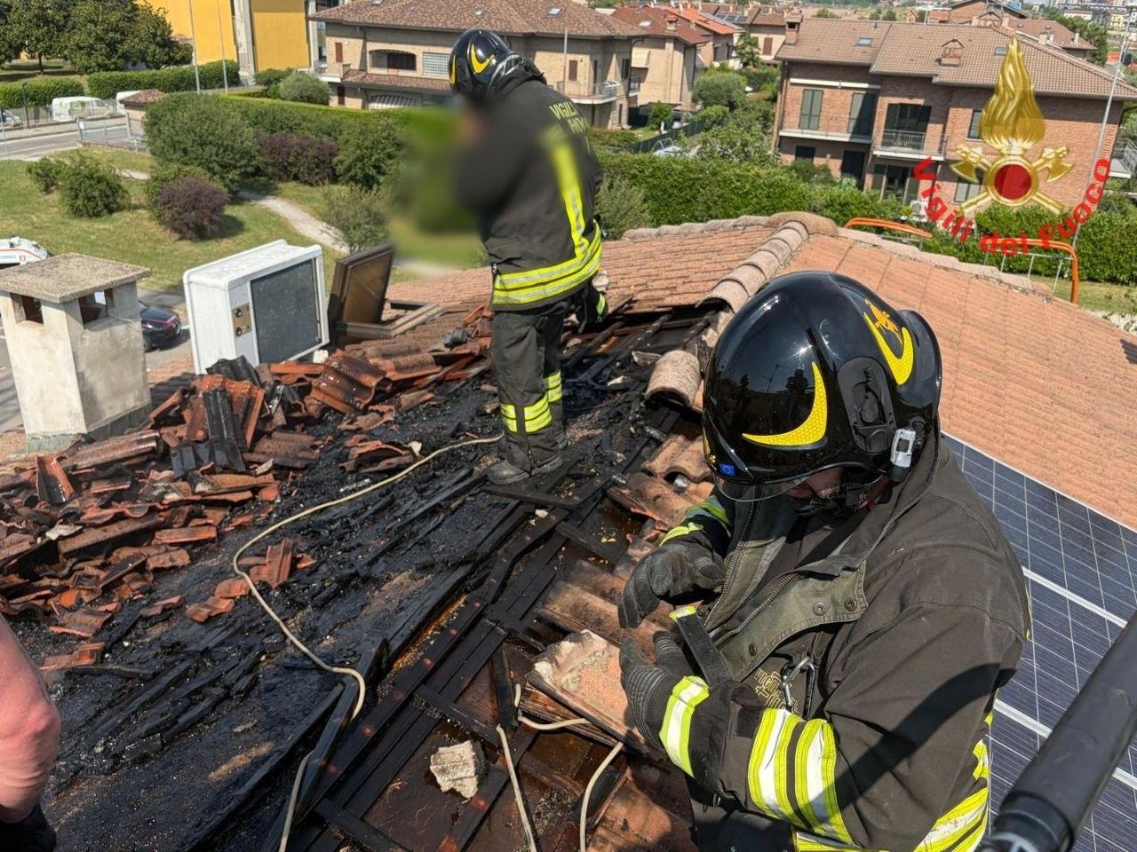 Fiamme in mansarda: due persone ricoverate in ospedale