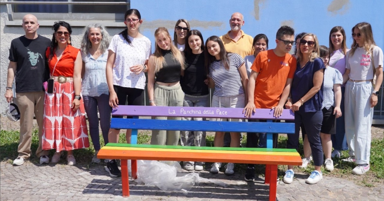 Inaugurazione della panchina della pace realizzata dagli studenti