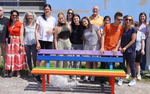 Inaugurazione della panchina della pace realizzata dagli studenti