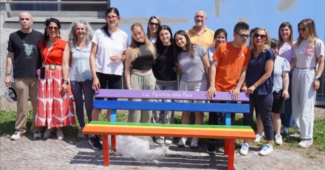 Inaugurazione della panchina della pace realizzata dagli studenti