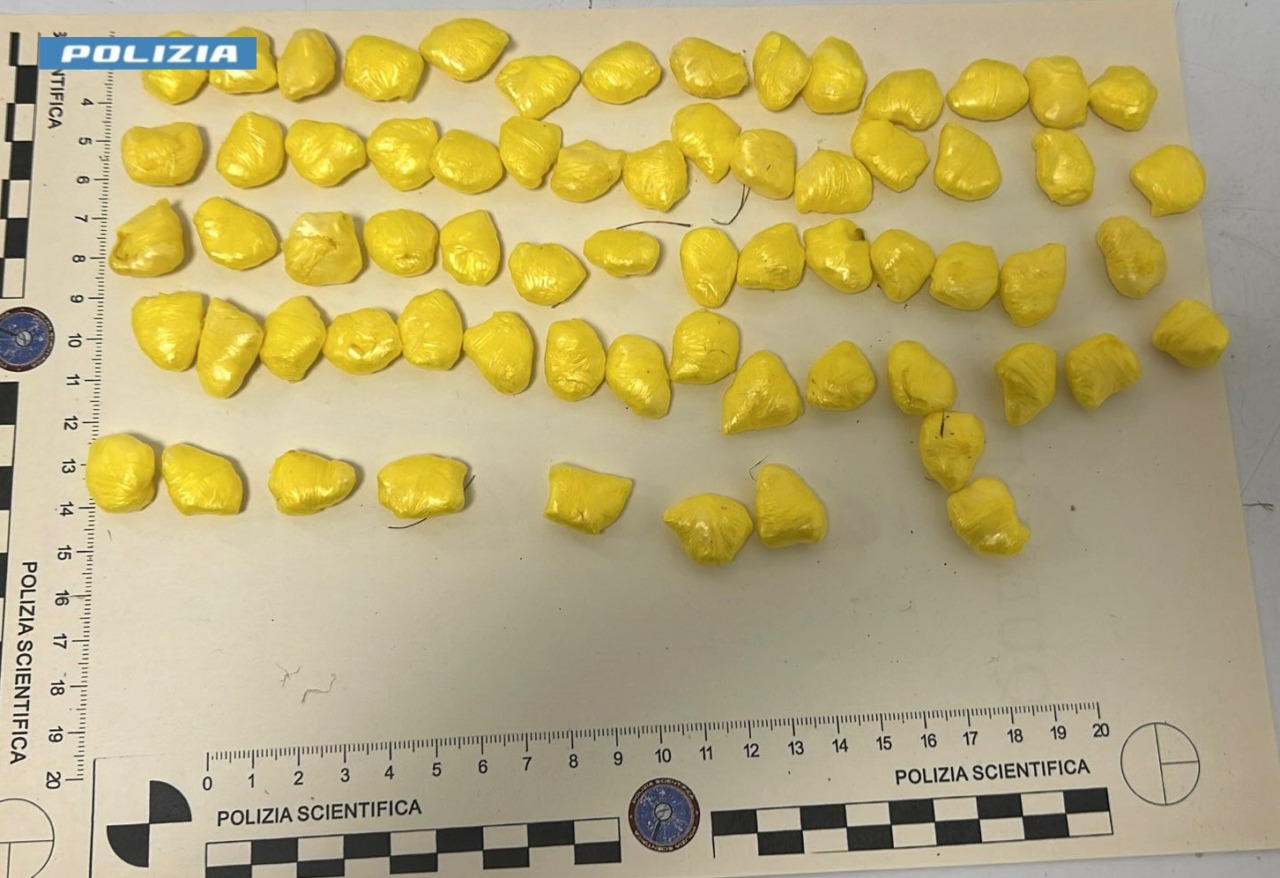 Arrestato un 24enne per spaccio di droga su un’auto a noleggio