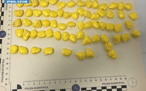 Arrestato un 24enne per spaccio di droga su un’auto a noleggio
