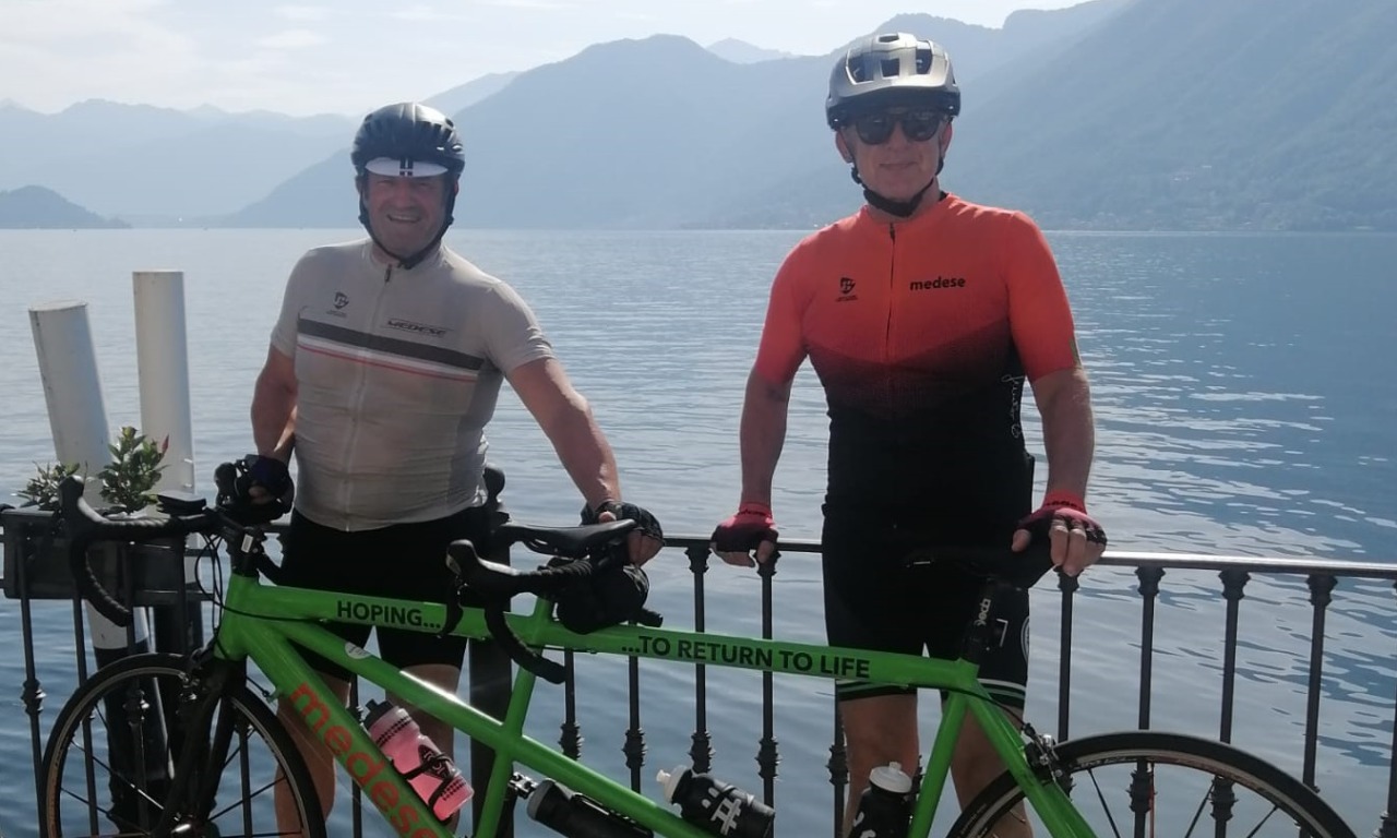 Ciclista perde quasi la vista per glaucoma, l’amico lo riporta in sella e lo salva dalla depressione