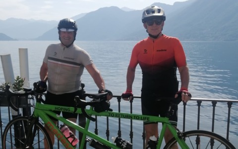 Ciclista perde quasi la vista per glaucoma, l’amico lo riporta in sella e lo salva dalla depressione