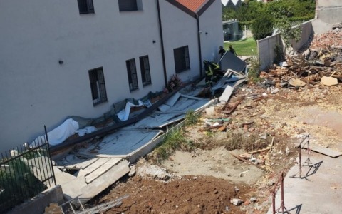 Crollo di un muro perimetrale vicino a un’abitazione