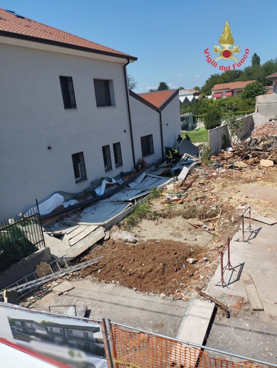 Crollo di un muro perimetrale vicino a un’abitazione