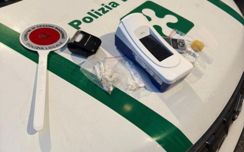 Due giovani sorpresi con hashish: patente ritirata
