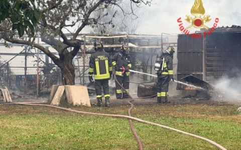 Fiamme in un terreno agricolo: sterpaglie, rotoballe e capanni distrutti
