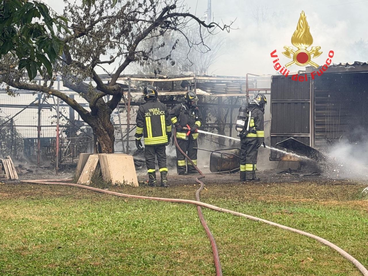 Fiamme in un terreno agricolo: sterpaglie, rotoballe e capanni distrutti