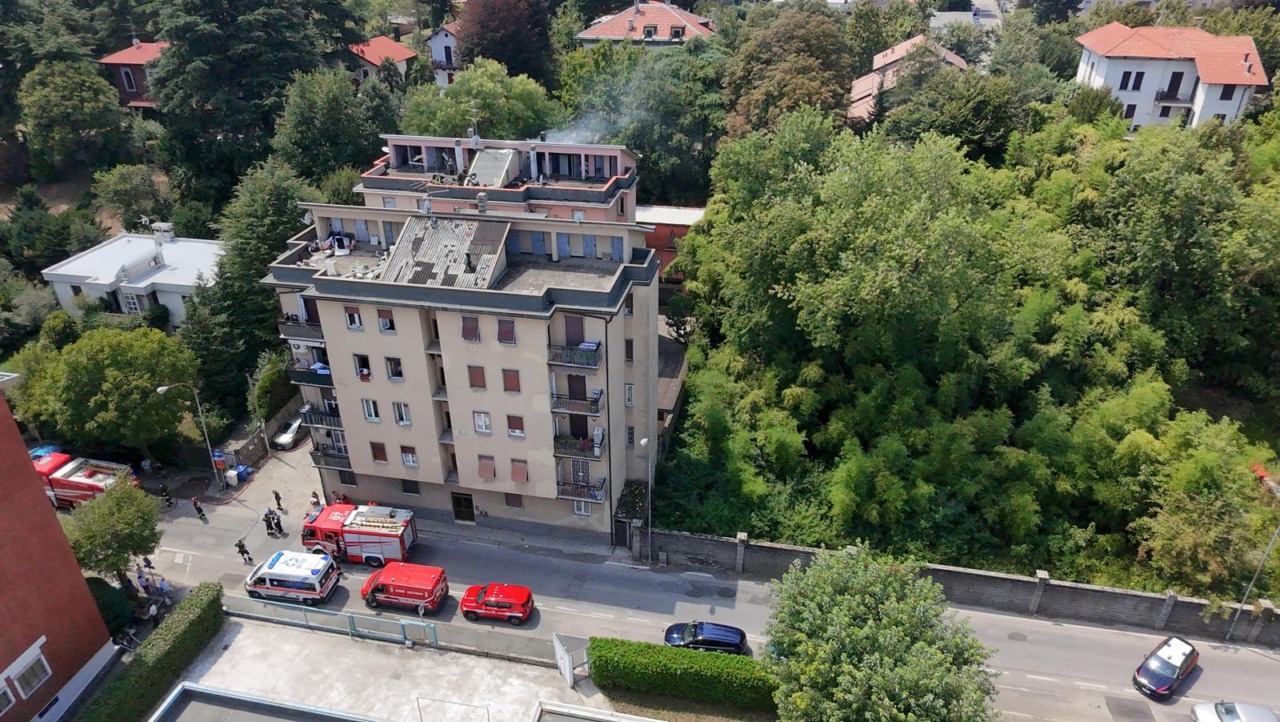 Incendio sul terrazzo di un palazzo in via 25 Aprile