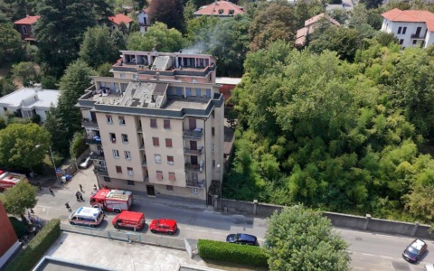 Incendio sul terrazzo di un palazzo in via 25 Aprile