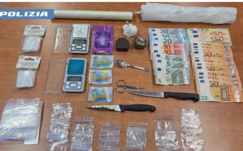 Scoperto con droga e denaro in casa, arrestato un giovane a Seveso
