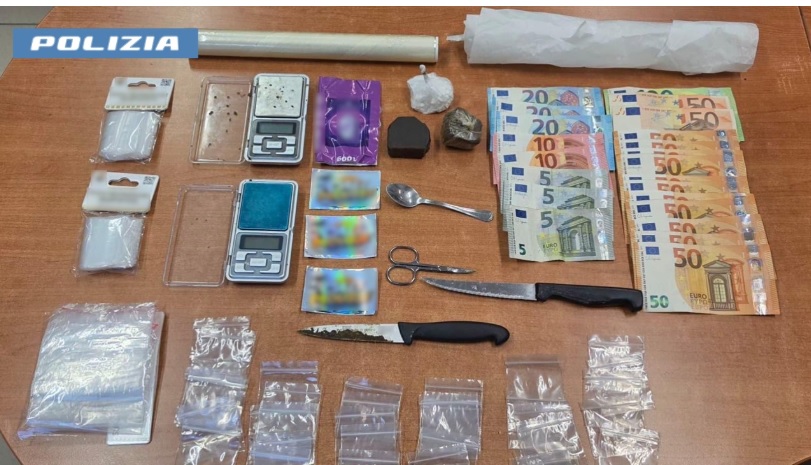 Scoperto con droga e denaro in casa, arrestato un giovane a Seveso