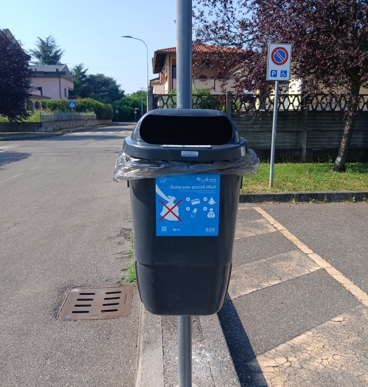Seregno avvia il rinnovo dei cestini stradali con oltre 500 contenitori a “bocca stretta”
